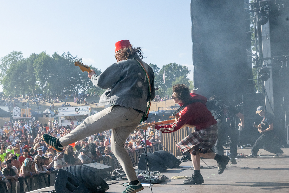 Gurriers from the side of the stage, kicking out over the crowd